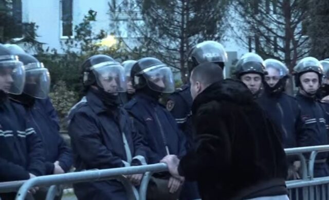 Incidente para protestës së PD-së, përplasje me policinë pranë Kryeministrisë