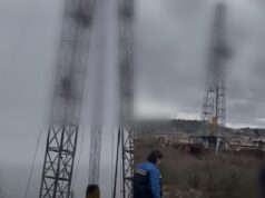 “Dy muaj pa marrë rrogat”, ne shenje proteste ,punonjësja e pastrimit ngjitet në kullën e ish-Uzinës në Kuçovë.