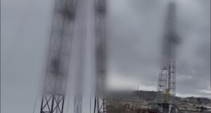 “Dy muaj pa marrë rrogat”, ne shenje proteste ,punonjësja e pastrimit ngjitet në kullën e ish-Uzinës në Kuçovë.