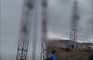 “Dy muaj pa marrë rrogat”, ne shenje proteste ,punonjësja e pastrimit ngjitet në kullën e ish-Uzinës në Kuçovë.