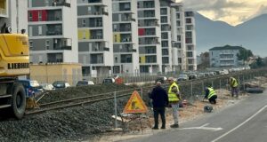 Hekurudha Tiranë–Durrës drejt operimit në 2027, nis izolimi i trasesë në zonat e banuara