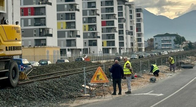 Hekurudha Tiranë–Durrës drejt operimit në 2027, nis izolimi i trasesë në zonat e banuara