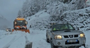 Bora mbulon aksin Bogë-Theth! Dëbora arrin në 50 cm