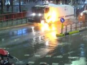 PD: Policia sulmoi selinë blu pas protestës, gazi lotsjellës ndërpreu faljen e besimtarëve muslimanë