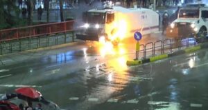 PD: Policia sulmoi selinë blu pas protestës, gazi lotsjellës ndërpreu faljen e besimtarëve muslimanë