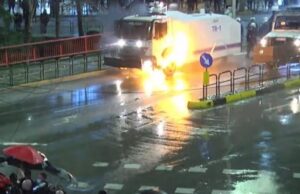 PD: Policia sulmoi selinë blu pas protestës, gazi lotsjellës ndërpreu faljen e besimtarëve muslimanë