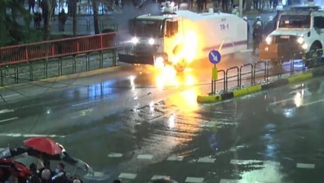 PD: Policia sulmoi selinë blu pas protestës, gazi lotsjellës ndërpreu faljen e besimtarëve muslimanë