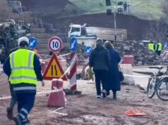 Dhjetëra fshatra të izoluara, banorët e kalojnë rrugën në këmbë