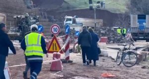 Dhjetëra fshatra të izoluara, banorët e kalojnë rrugën në këmbë