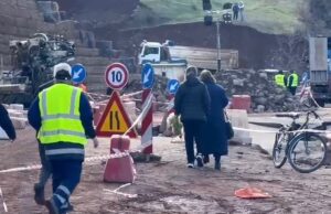 Dhjetëra fshatra të izoluara, banorët e kalojnë rrugën në këmbë