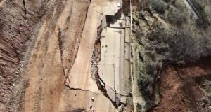 Rrëshqitja masive e dheut bllokon aksin Prrenjas–Librazhd në Arrat e Gurrës