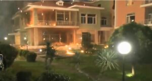 Protestuesit e PD-së hodhën m*lot*v te Vila e Enverit,brenda ishin ,25 persona, shumica amerikanë