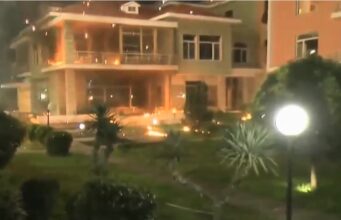 Protestuesit e PD-së hodhën m*lot*v te Vila e Enverit,brenda ishin ,25 persona, shumica amerikanë