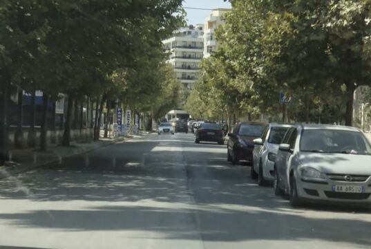 Rikthehet parkimi me pagesë në Vlorë, përfshihen 20 rrugë dhe sheshe