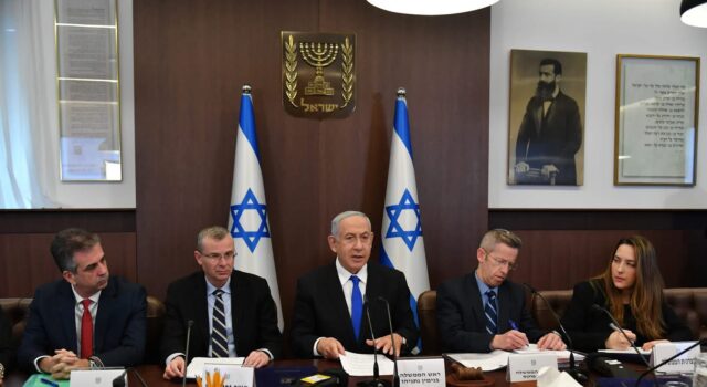 Izraeli paralajmëron përshkallëzim, Trump flet për mundësi marrëveshjeje me Iranin