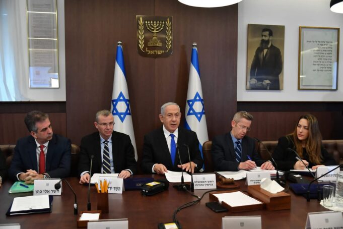 Izraeli paralajmëron përshkallëzim, Trump flet për mundësi marrëveshjeje me Iranin