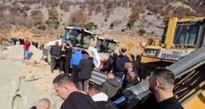 Protesta e banorëve në Rrjoll,Policia arreston një prej protestuesve