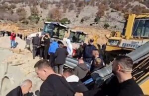 Protesta e banorëve në Rrjoll,Policia arreston një prej protestuesve