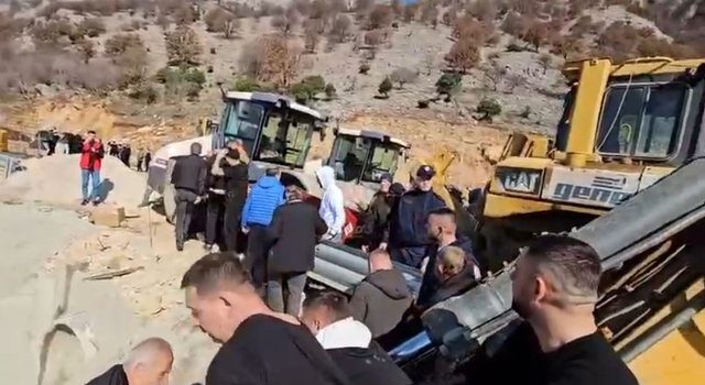 Protesta e banorëve në Rrjoll,Policia arreston një prej protestuesve