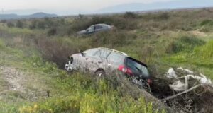 Fier–Vlorë,dy automjete kanë dalë jashtë rruge pas një përplasjeje