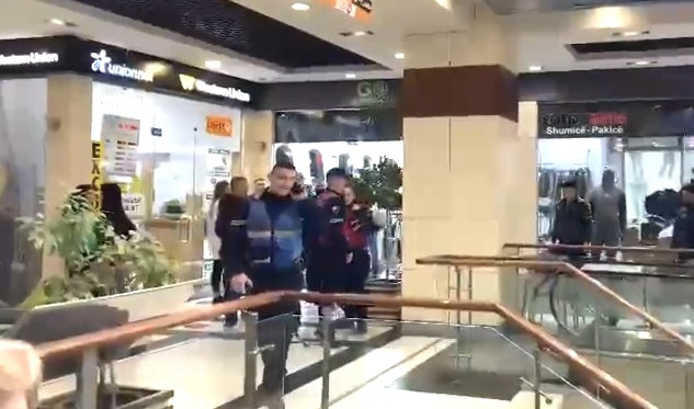 Gr*bitje me a*më në Tiranë në një pikë këmbimi valutor