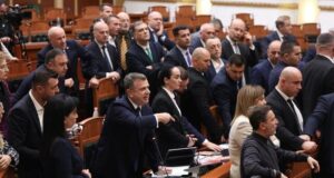 Ofendoi Vokshin, deputetet e opozitës kërkojnë përjashtimin e Taulant Ballës nga Kuvendi