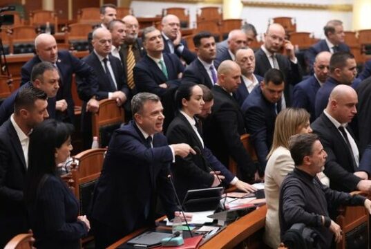 Protesta e opozitës, Balla mesazh deputetëve të PS: Mbledhje në 09:00