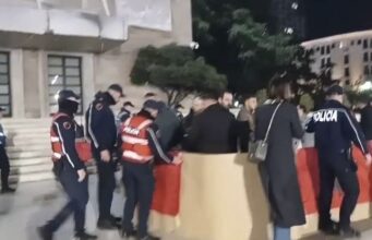 Protesta te Kryeministria, policia u heq çadrën