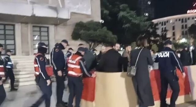 Protesta te Kryeministria, policia u heq çadrën