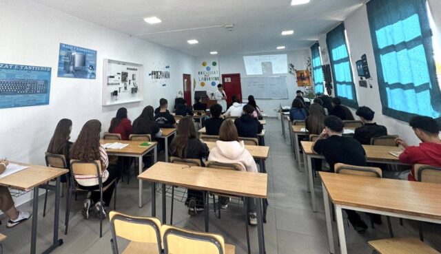 Shkollat festojnë Ditën e Mësuesit, ja raporti mes nxënësve dhe mësuesve ne Fier dhe gjithe vendin