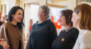 Balluku nderon dy mësuese veterane në Lushnjë: Mirënjohje për kontributin mbi 40-vjeçar në arsim