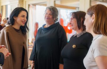 Balluku nderon dy mësuese veterane në Lushnjë: Mirënjohje për kontributin mbi 40-vjeçar në arsim