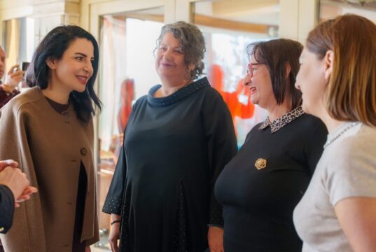 Balluku nderon dy mësuese veterane në Lushnjë: Mirënjohje për kontributin mbi 40-vjeçar në arsim