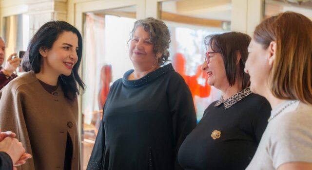 Balluku nderon dy mësuese veterane në Lushnjë: Mirënjohje për kontributin mbi 40-vjeçar në arsim