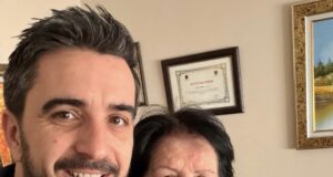 Deputeti i PS Klevis Jahaj uron prindërit e tij mësues për 7 Marsin