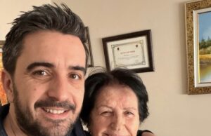 Deputeti i PS Klevis Jahaj uron prindërit e tij mësues për 7 Marsin