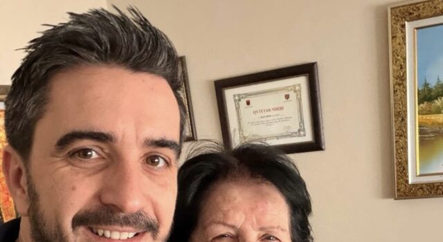 Deputeti i PS Klevis Jahaj uron prindërit e tij mësues për 7 Marsin