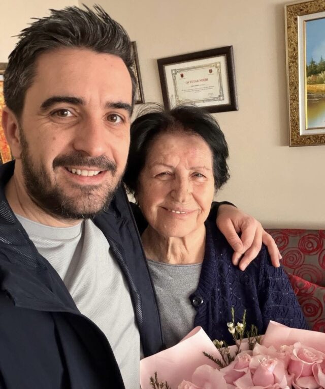 Deputeti i PS Klevis Jahaj uron prindërit e tij mësues për 7 Marsin