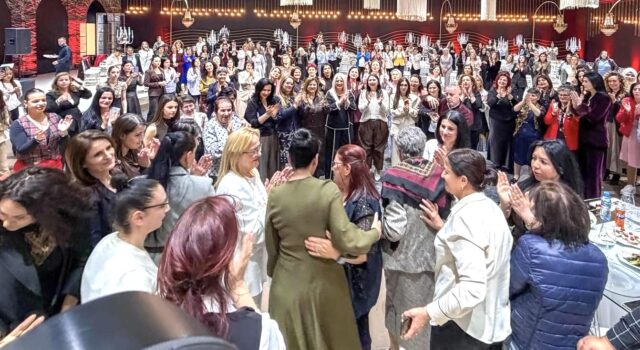 Balluku me gratë socialiste në Fier për 8 Marsin: Fuqizimi i gruas mbetet prioritet