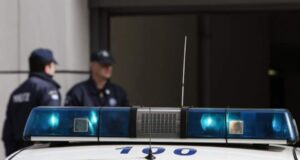 Athinë! Shqiptari kërc*non punonjësit me th*kë ne zyrat e Fondit të Sigurimeve Shoqërore