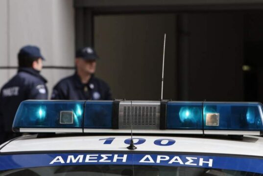 Athinë! Shqiptari kërc*non punonjësit me th*kë ne zyrat e Fondit të Sigurimeve Shoqërore