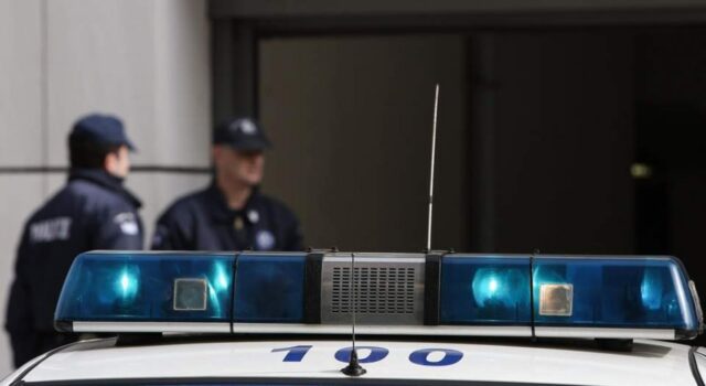 Athinë! Shqiptari kërc*non punonjësit me th*kë ne zyrat e Fondit të Sigurimeve Shoqërore