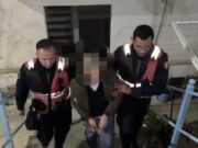 Hyri i arm*tosur në banesën e fqinjëve dhe i kan*si me pist*letë, arrestohet 62-vjeçari