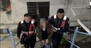 Hyri i arm*tosur në banesën e fqinjëve dhe i kan*si me pist*letë, arrestohet 62-vjeçari