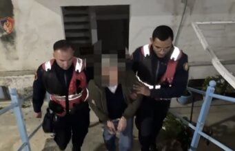 Hyri i arm*tosur në banesën e fqinjëve dhe i kan*si me pist*letë, arrestohet 62-vjeçari