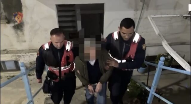 Hyri i arm*tosur në banesën e fqinjëve dhe i kan*si me pist*letë, arrestohet 62-vjeçari
