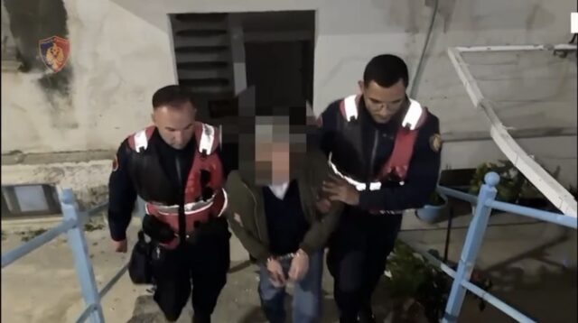 Hyri i arm*tosur në banesën e fqinjëve dhe i kan*si me pist*letë, arrestohet 62-vjeçari