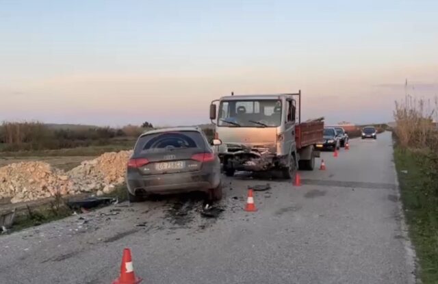 Aksident në Fier, “Audi” përplaset me kamionçinën, plag*sen 3 persona
