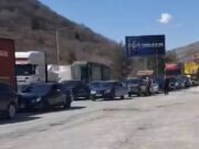 Radhë të gjata në Kapshticë, udhëtarët presin deri në 2 orë për të kaluar kufirin