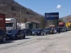 Radhë të gjata në Kapshticë, udhëtarët presin deri në 2 orë për të kaluar kufirin